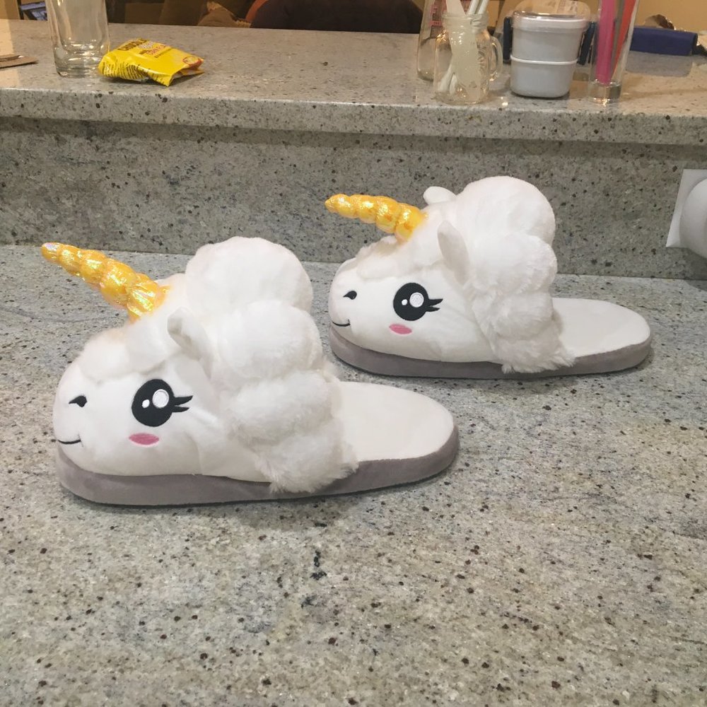Ultra Plush Unicorn Slippers | Think Geek | One Size - Picture 3 of 5